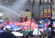 Bomberos rocían agua a fieles del Señor de Luren ante temperatura de hasta 30 grados