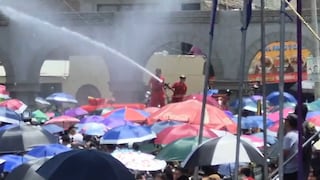 Bomberos rocían agua a fieles del Señor de Luren ante temperatura de hasta 30 grados