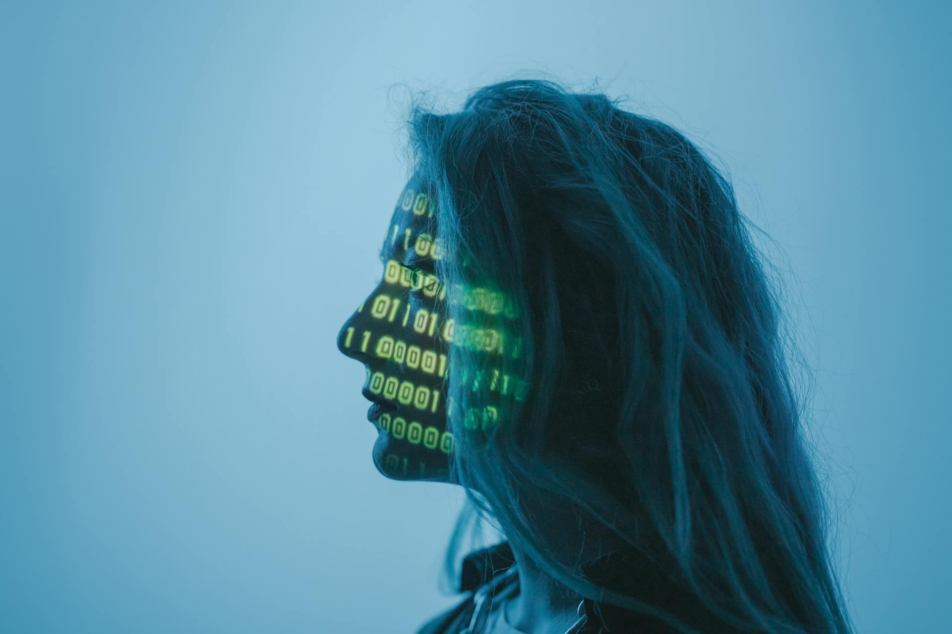 La iniciativa legislativa presentada por la congresista Judith Laura Rojas propone incorporar nuevos delitos a la Ley de Delitos Informáticos para sancionar los deepfakes, la clonación de voz y otras formas de contenido sintético utilizado con fines ilícitos.