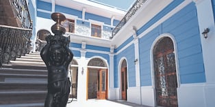 La escalera de piedra con el niño de bronce destaca en la antigua casona Gibson, Arequipa. Foto: UCSM.