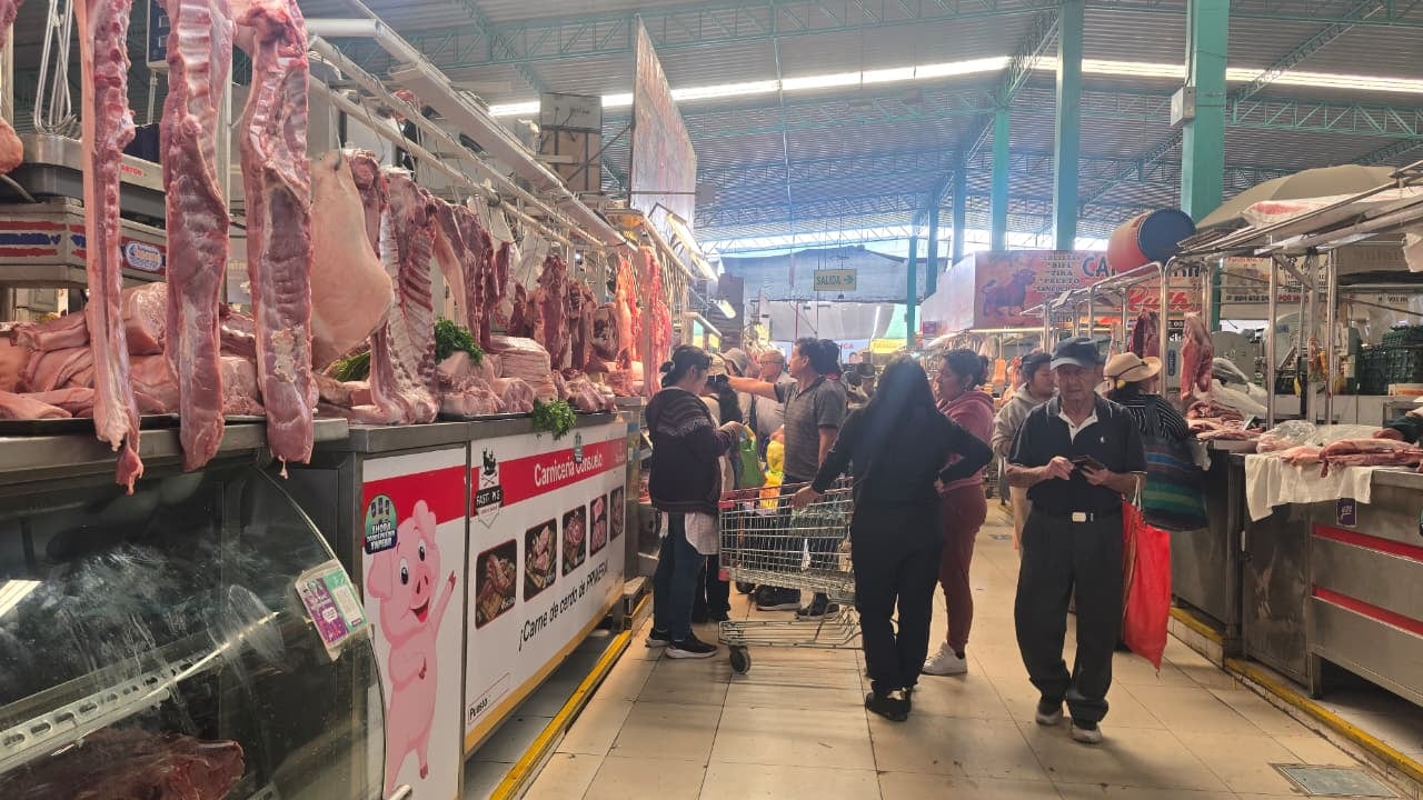 Precios de carnes y verduras en el mercado Nueva Esperanza previo al Domingo de Pascua. (Foto: Yunsu Pariapaza/@photo.gec)