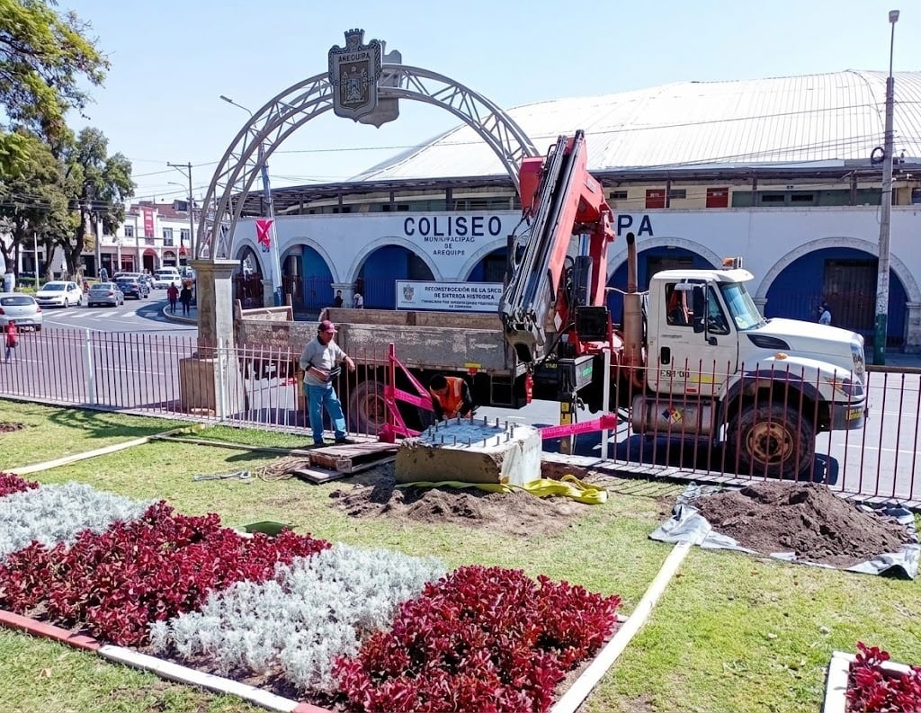 Empresa instalaba estructura para publicidad sin autorización en parque Charlotte de Arequipa (Foto: Municipalidad de Arequipa/Mejorada con IA)