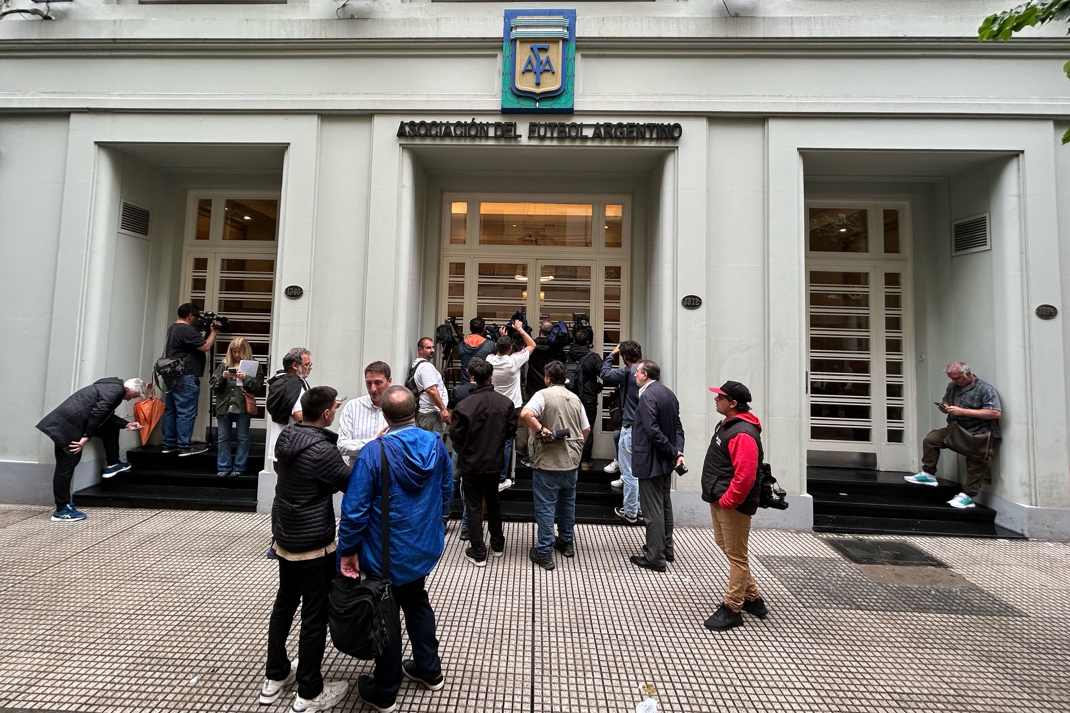 Más de 25 operativos simultáneos se realizaron en la AFA y clubes vinculados a la financiera Sur Finanzas, investigada por presunto lavado y evasión millonaria en Argentina. (Photo by JUAN MABROMATA / AFP)
