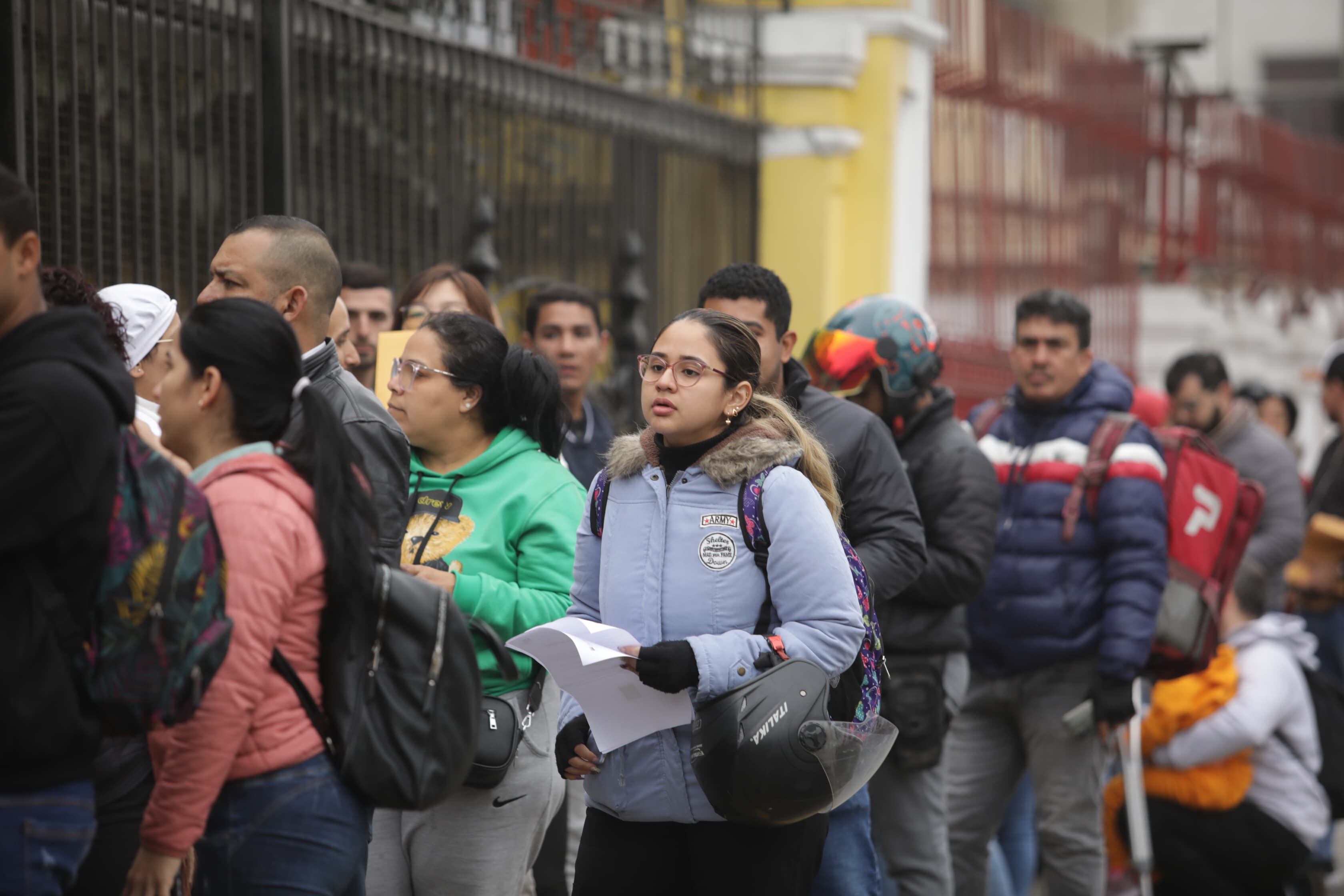Ciudadanos venezolanos llegan a los exteriores de la embajada de su país para realizar tramites; sin embargo, solo se atenderá a las personas que tengan cita de entrega de pasaportes. (Fotos: Britanie Arroyo/GEC)