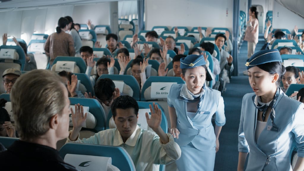 La película de acción y suspenso llegará a la cartelera peruana este 1 de octubre con una historia ambientada a 10.000 metros de altura, donde los pasajeros de un avión deberán sobrevivir a un ataque.