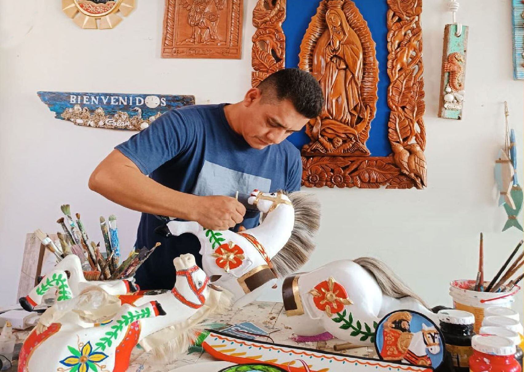 Las manos expertas de Pául Ayala confecciona los caballitos para las danzas de Apóstol Santiago.