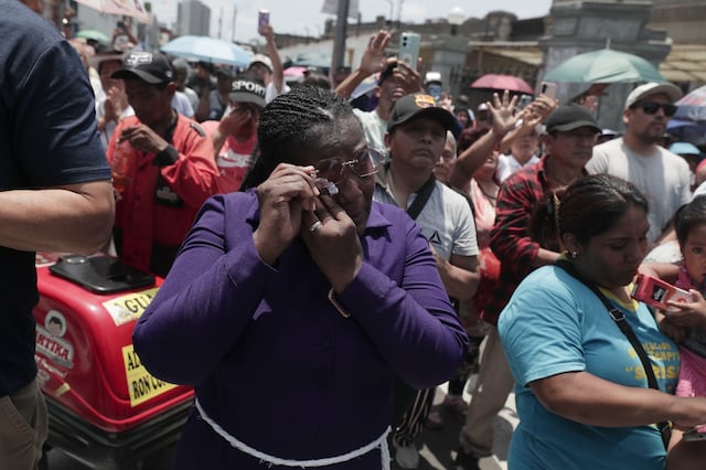 Señor de los Milagros recorre calles del Centro de Lima y Breña en su cuarta salida procesional
