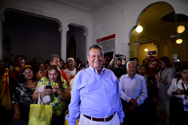 El candidato por partido "Buen Gobierno", Jorge nieto, recibió el flash electoral en su local en el centro de Lima. (Fotos: Paloma del Solar /@photo.gec)