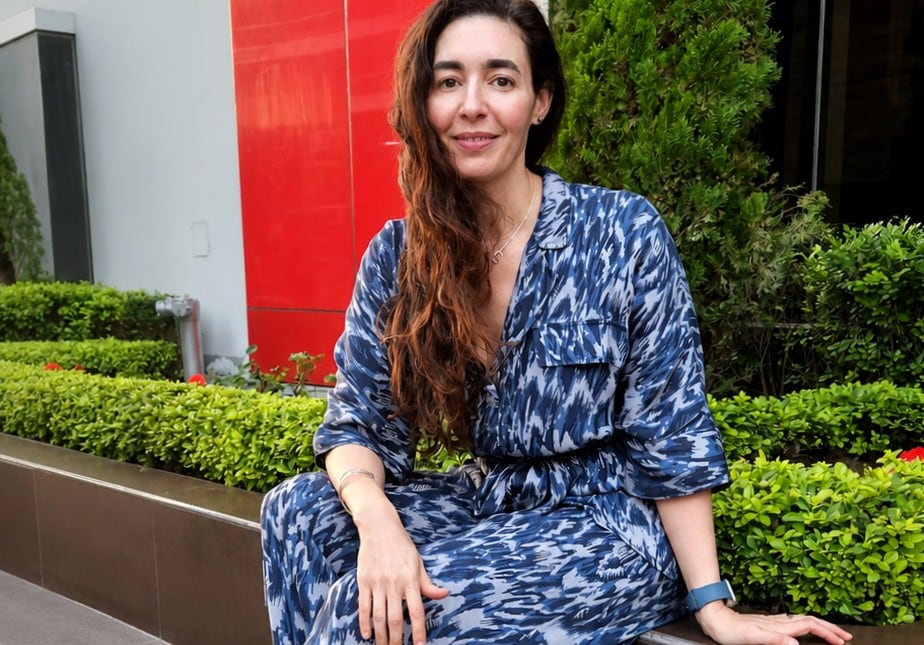Fernanda Trías subraya la importancia de la literatura para comprender las cicatrices de la violencia y las reconfiguraciones emocionales del pasado.