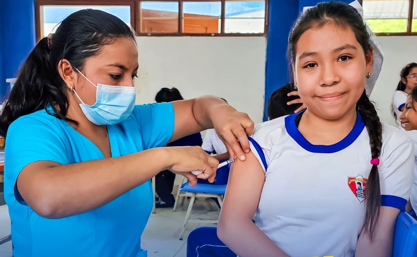 Vacunación a escolares contra el dengue en colegios de Piura.