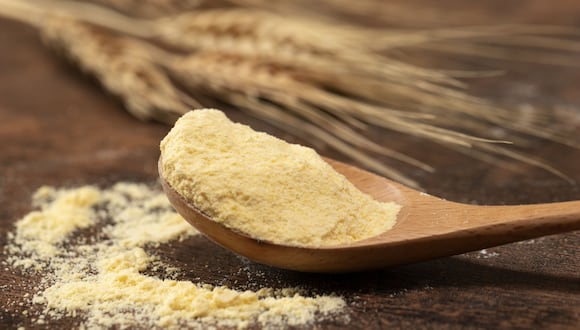 La harina precocida de maíz es un componente clave y adaptable en numerosas cocinas a nivel mundial. Este alimento, producido a partir de la molienda de granos de maíz secos, posee diferentes beneficios que muchas personas desconocen.