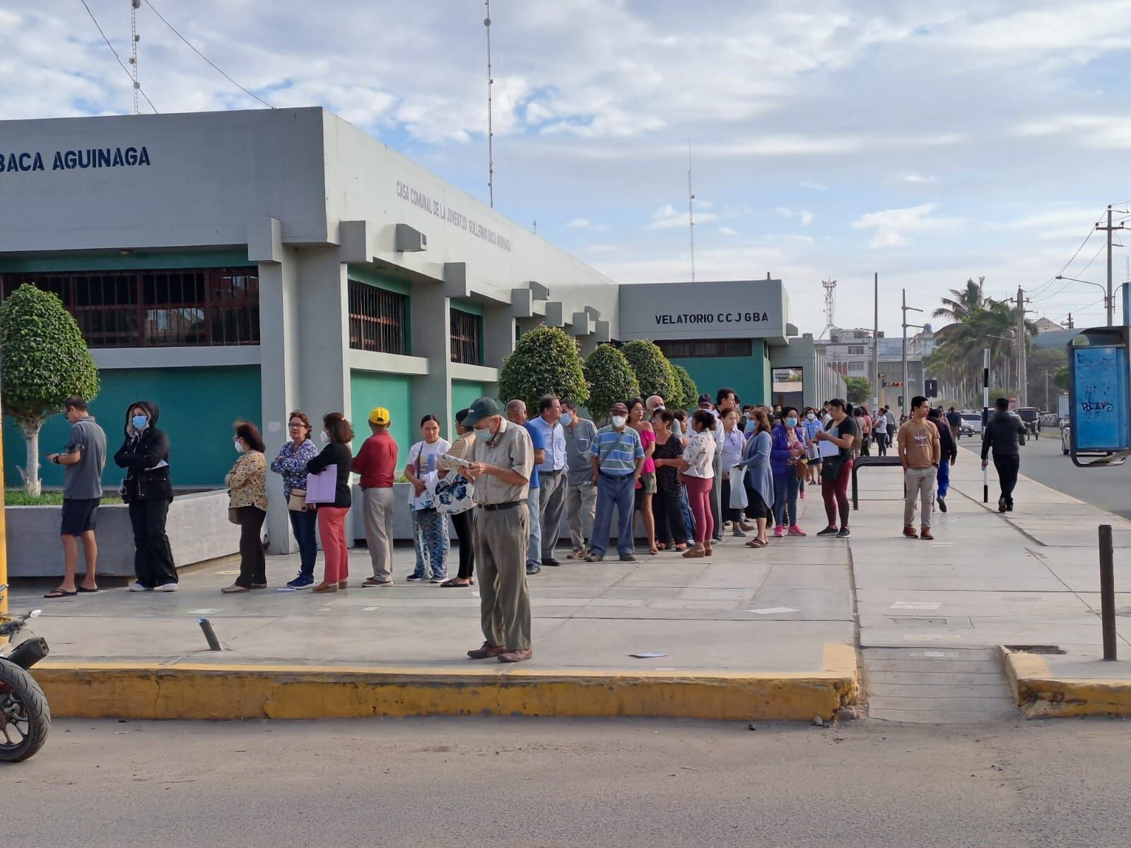 Cientos de pacientes, la mayoría adultos mayores, esperan en vano durante horas por una cita.