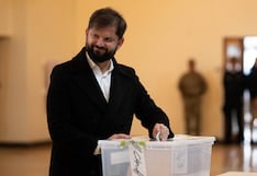 Gabriel Boric vota en el balotaje en Chile y llama a defender la democracia