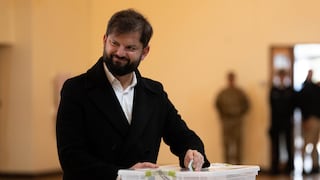 Gabriel Boric vota en el balotaje en Chile y llama a defender la democracia