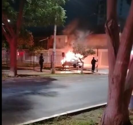 Trujillo: Auto se incendia en la avenida Jesús Nazareth