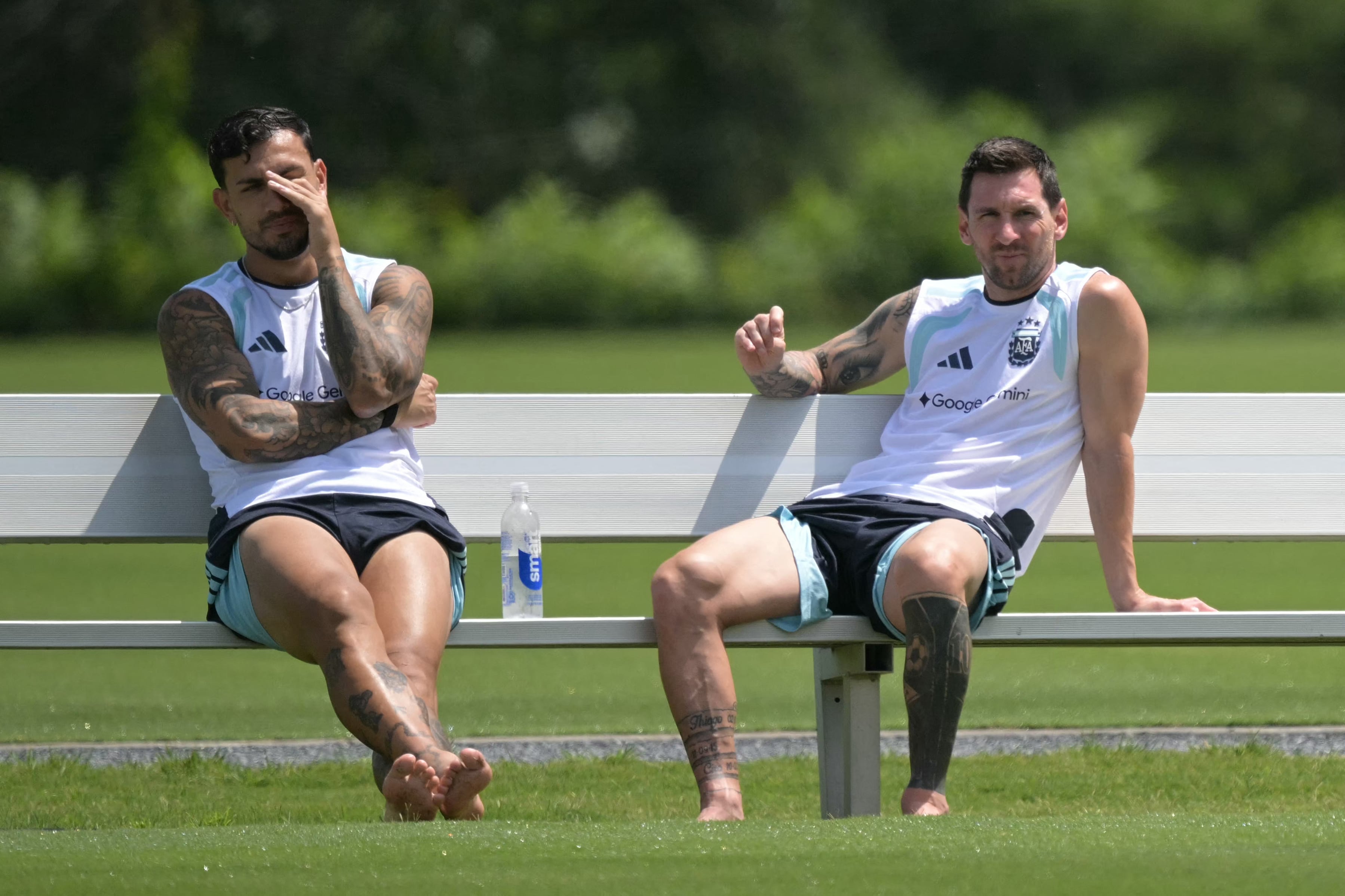 Leandro Paredes y Lionel Messi durante la sesión de entrenamiento de Argentina en Atlanta. (Photo by JUAN MABROMATA / AFP)