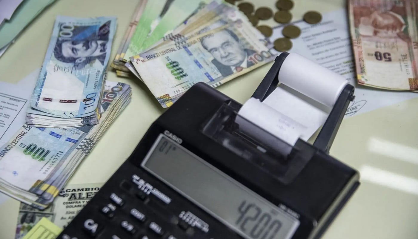 La gratificación por Fiestas Patrias corresponde a un sueldo íntegro para quienes laboraron el semestre completo, más una bonificación extraordinaria. Un especialista detalla cómo se calcula, qué ingresos forman parte del beneficio y cuándo procede una retención. (Foto: Andina)