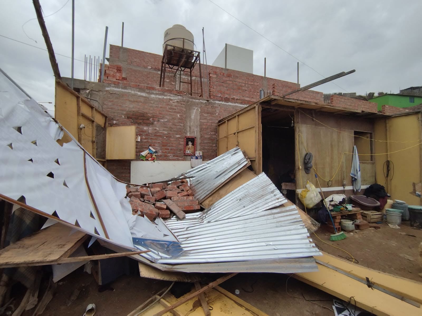 Viento derriba una vivienda de madera y deja una familia damnificada en Islay (Foto: Municipalidad de Cocachacra)