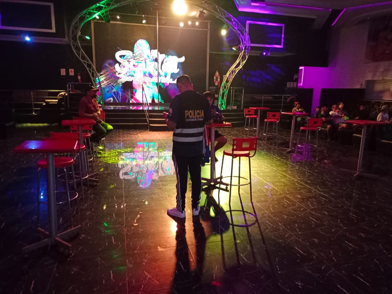 Mujeres extranjeras ofrecían servicios sexuales en los night clubs.