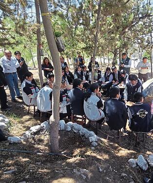 Estudiantes del colegio San Martín de Socabaya siguen manteniendo el bosque en este espacio. Foto: GEC.