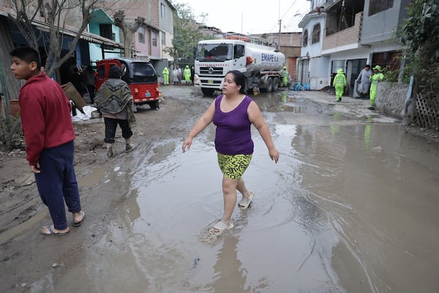Keiko Fujimori inspecciona zonas afectadas por lluvias en Villa María del Triunfo