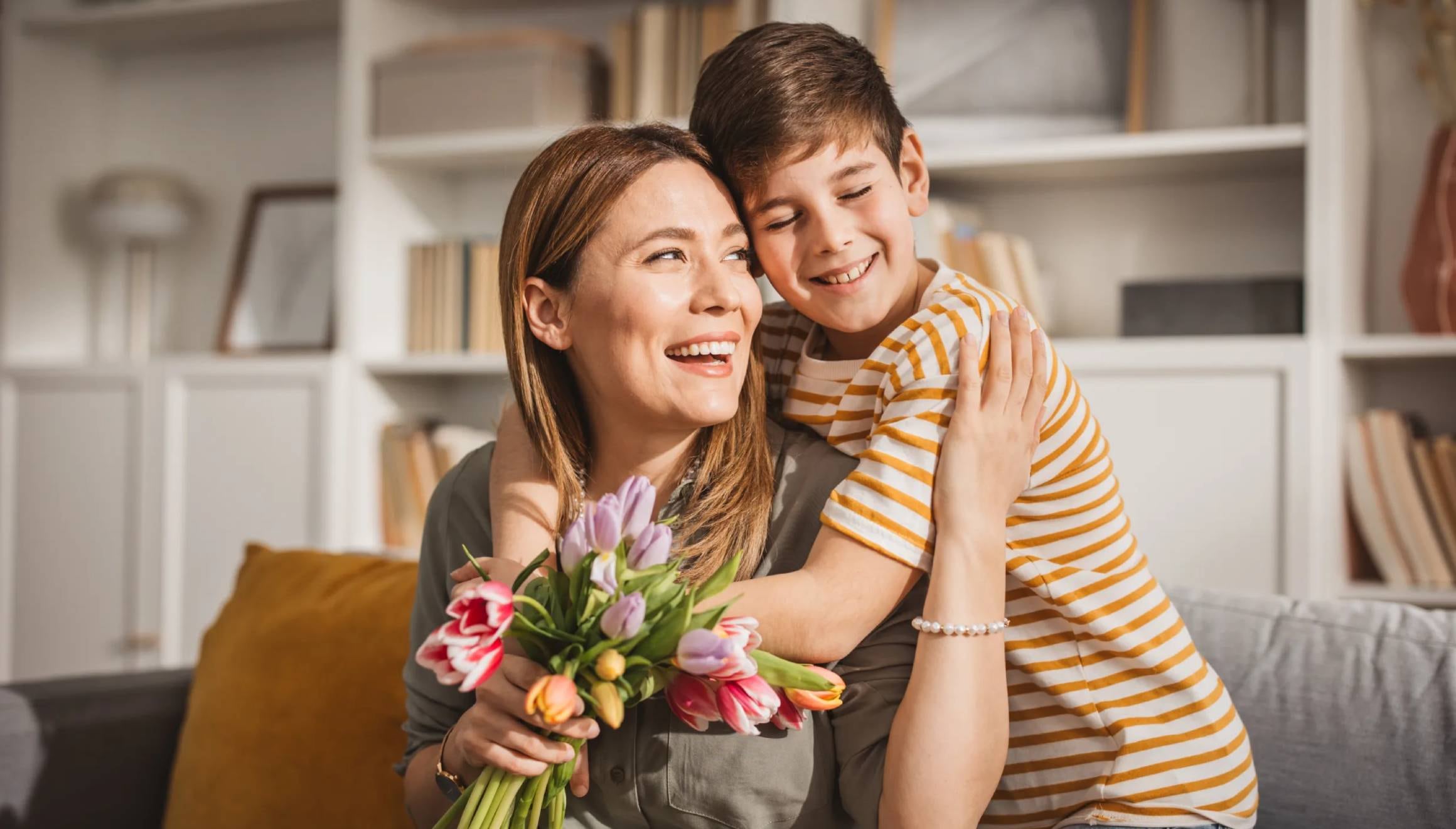 Desde experiencias inolvidables hasta detalles personalizados, descubre las mejores opciones para celebrar a mamá en su día especial. (Foto: EFE)