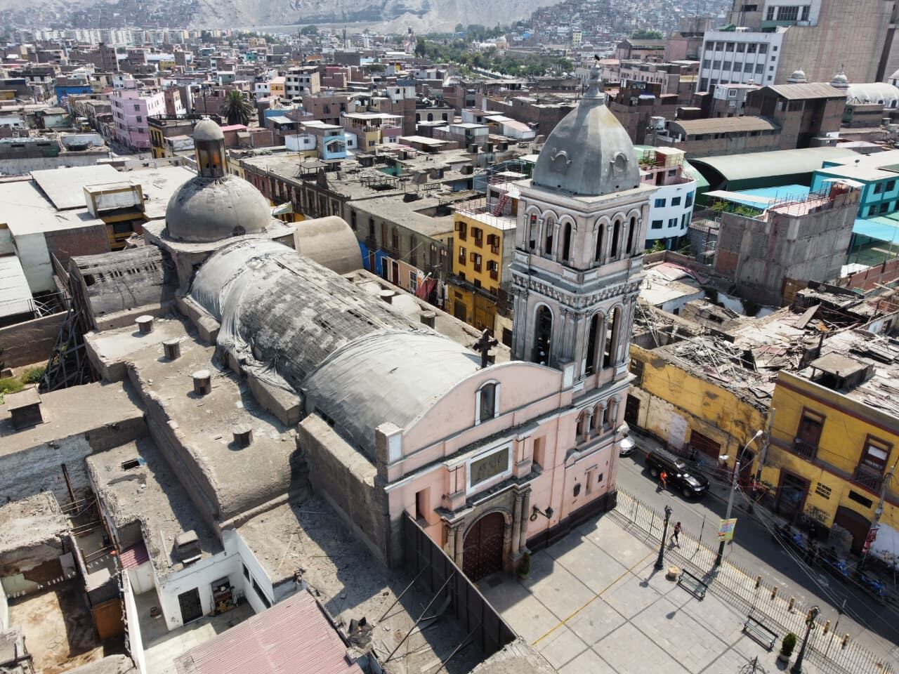 El desprendimiento del techo ocurrió al finalizar la misa de las 11 de la mañana; no hubo heridos y el templo permanece cerrado.Fotos: Lenin Tadeo / @photo.gec