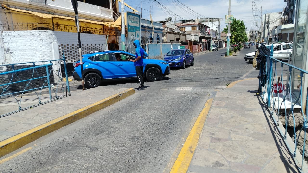 Vecinos del barrio Puente Bolívar retiraron poste metálico del puente Fierro. (Foto: Álvaro Figueroa/@photo.gec)