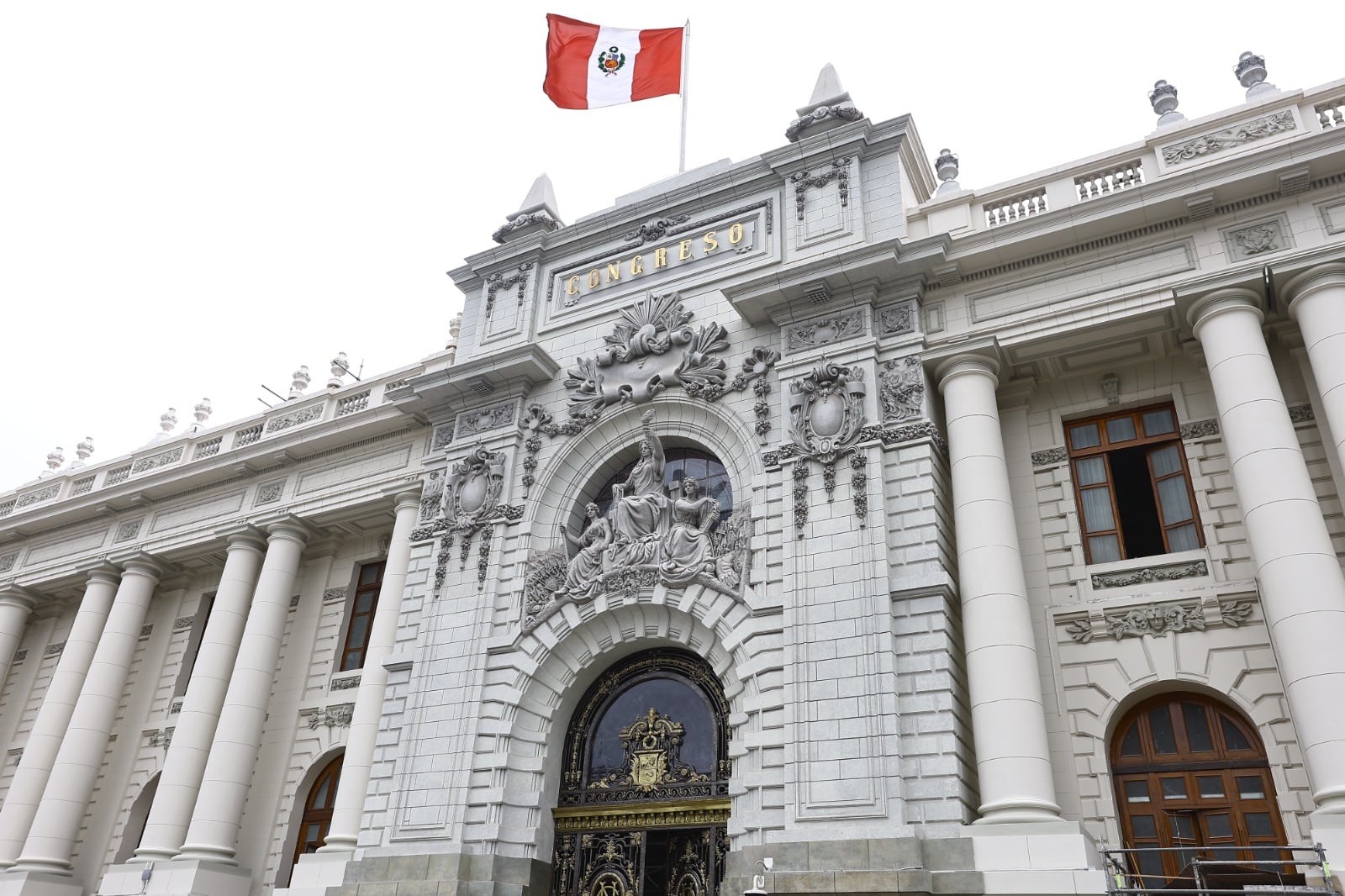 Alejandro Muñante y César Holguín cuestionan incremento de sueldos de trabajadores del Congreso