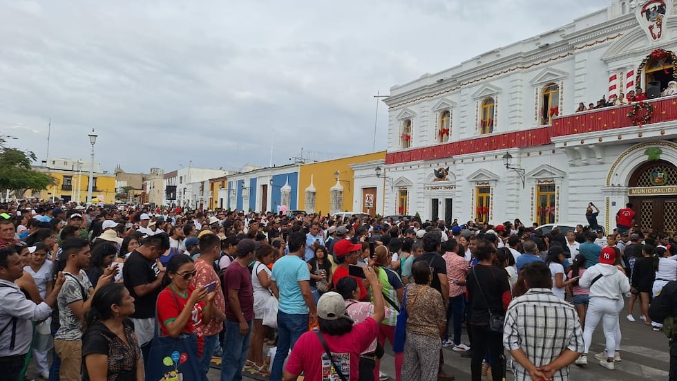 Alcalde de Trujillo, Arturo Fernández, salió por el balcón del palacio municipal.