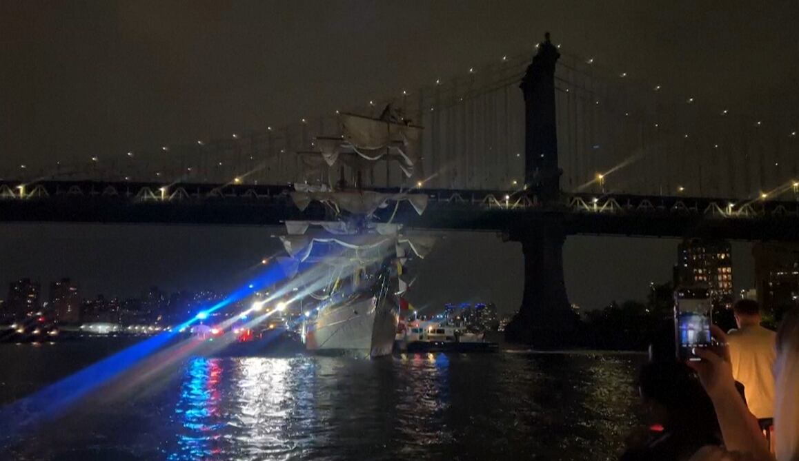 El accidente se produjo cuando los mástiles del barco impactaron contra la base del puente. (Foto: AFP)