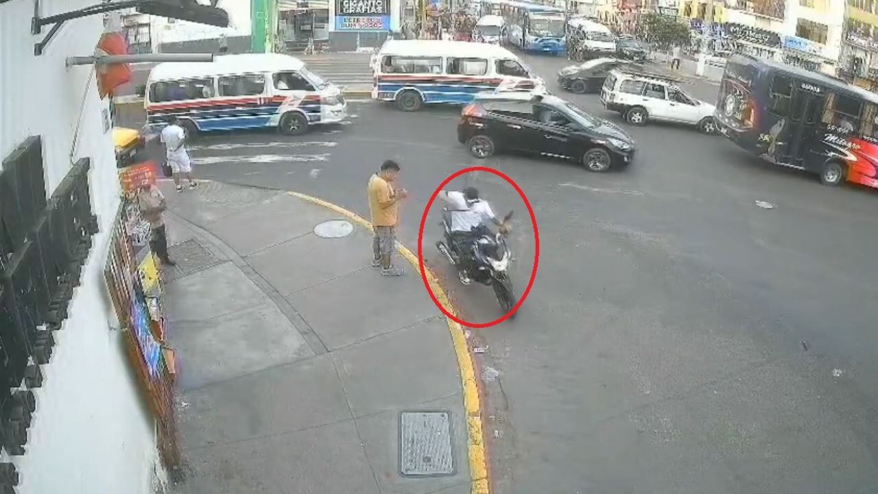 Accionar delictivo quedó registrado por una cámara de seguridad.