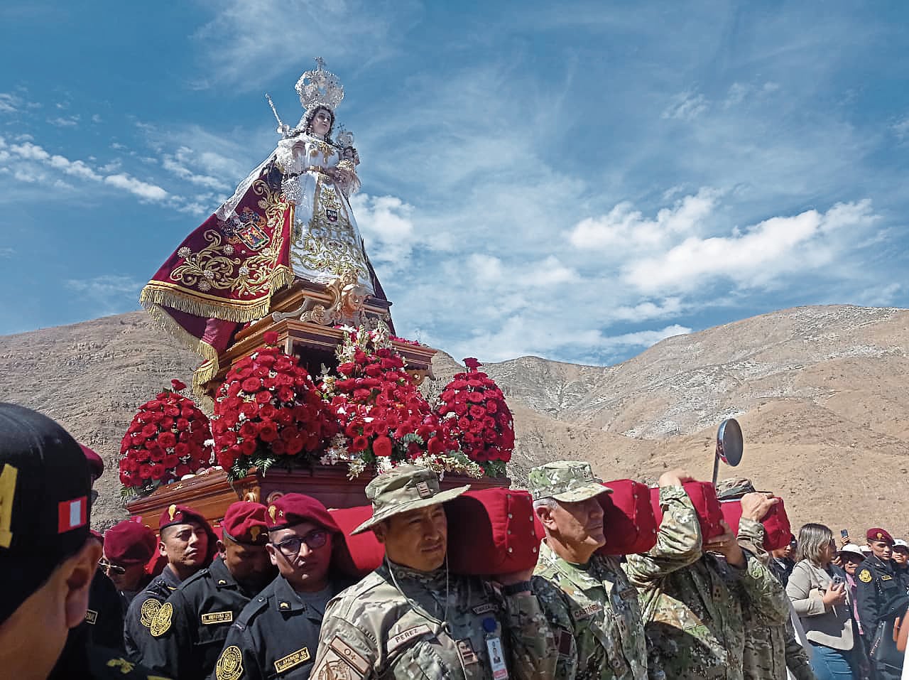 Devotos reciben la bendición de la Mamita de Chapi de Arequipa. Foto: Arzobispado de Arequipa.