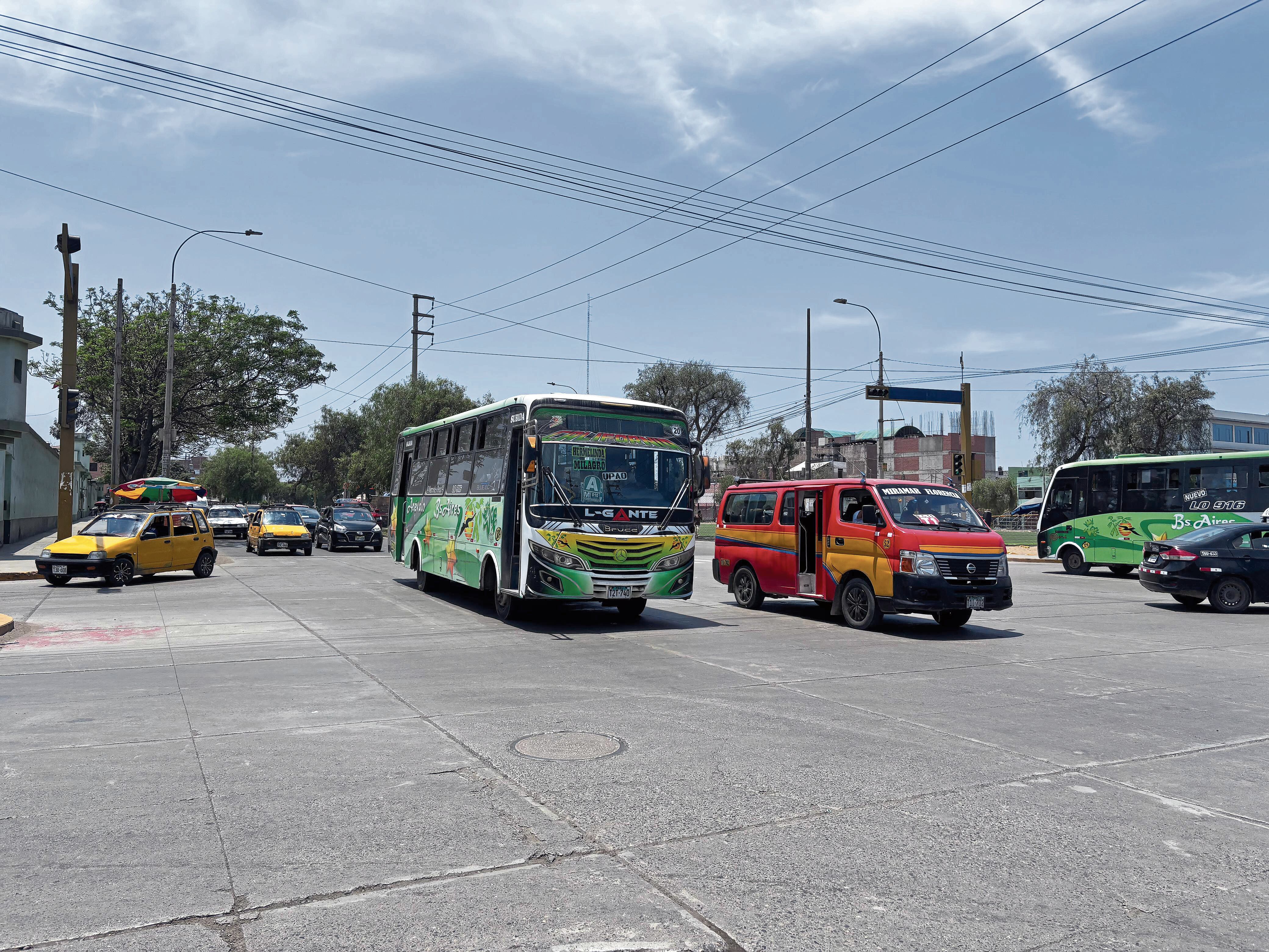 Gremios de microbuses, combis, colectivos y taxis anunciaron que se movilizarán hoy en respaldo al consejero Robert De La Cruz, para quien la Fiscalía pide 6 años y 8 meses de prisión por el presunto delito de usurpación agravada. Hombres del volante denuncian persecución política de APP contra autoridad regional.