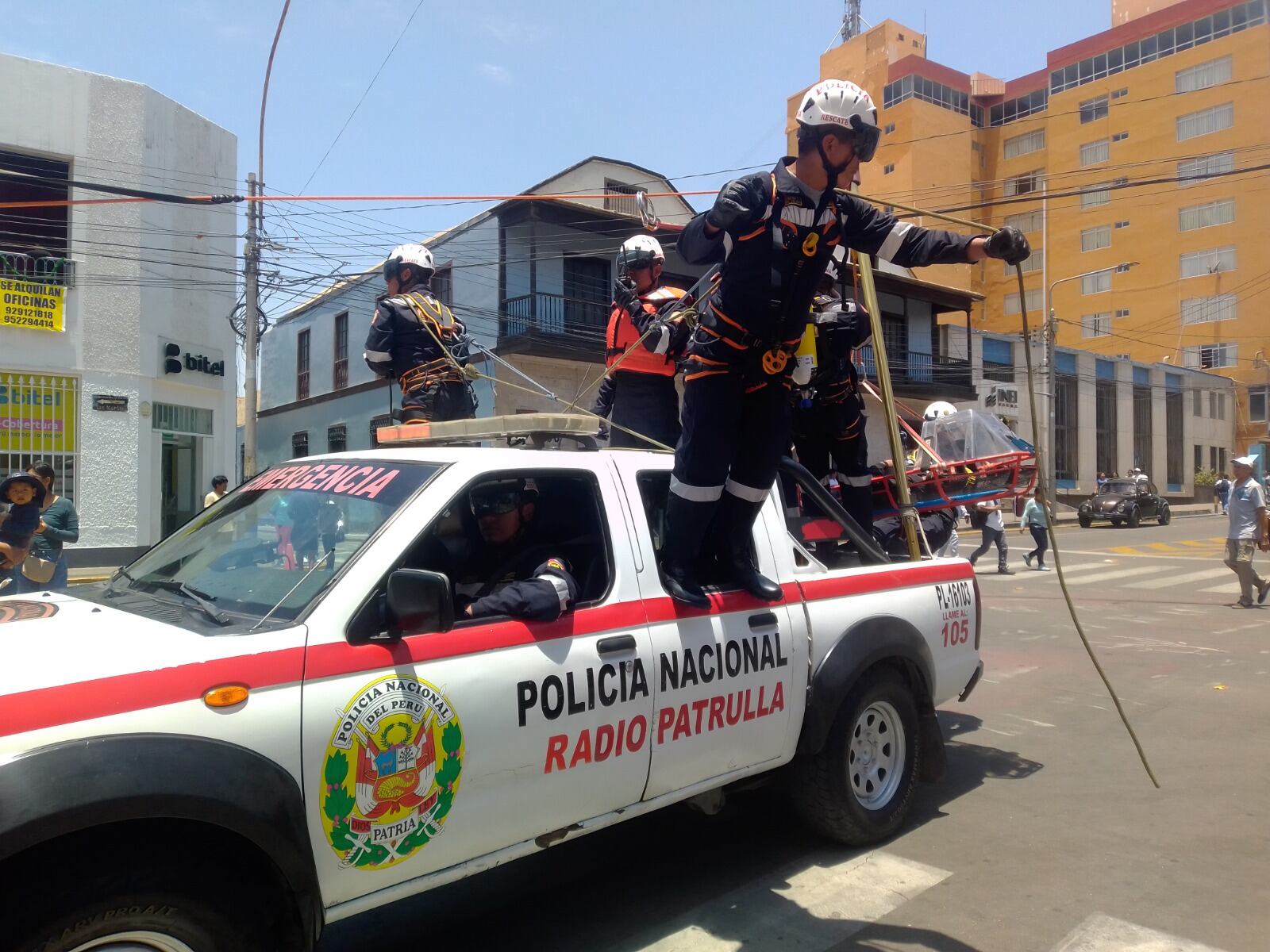 Efectivos de las unidades de emergencia muestran su habilidad y parte del trabajo que realizan. (Foto: Adrian Apaza)