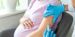 El virus sincicial respiratorio es una de las principales causas de bronquiolitis en menores de un año. Expertos señalan que la inmunización materna brinda protección al bebé desde antes del nacimiento y reduce las complicaciones graves.
