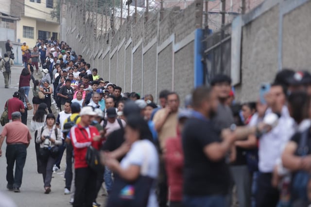 Se apertura las mesas de sufragio en el colegio San Luis Gonzaga de SJM, personas aún tienen quejas por el trabajo del personal de ONPE (Fotos: Julio Reaño/@photo.gec)