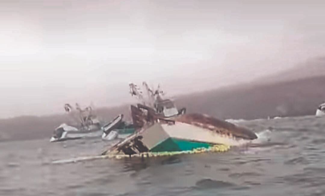 Embarcaciones en Arequipa seriamente afectadas por oleaje anómalo. Foto: Difusión.