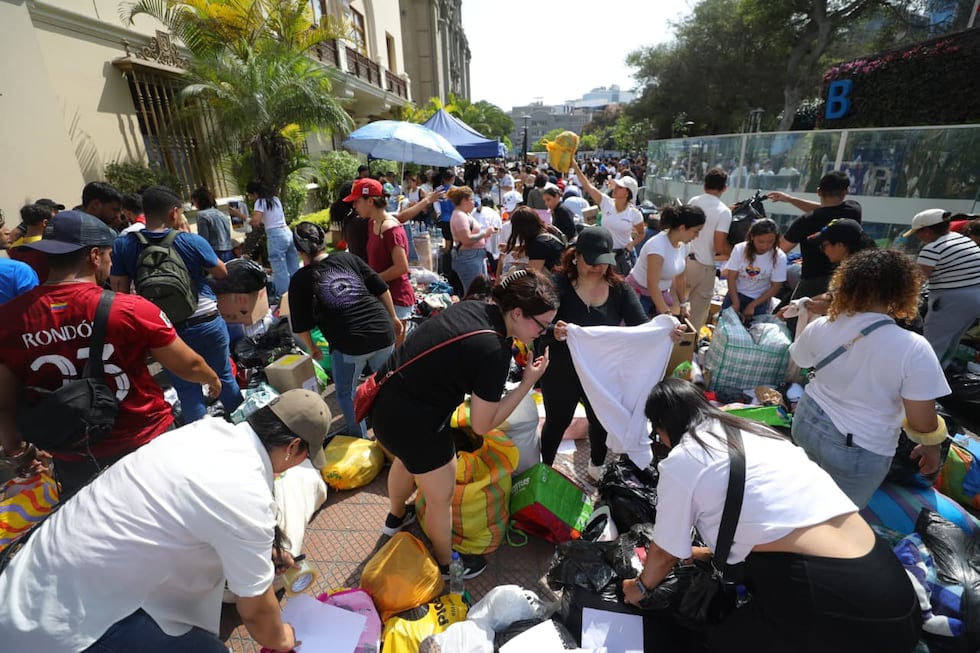 Cientos de ciudadanos participan en la campaña de acopio de alimentos, medicinas y artículos de primera necesidad para los damnificados en Venezuela