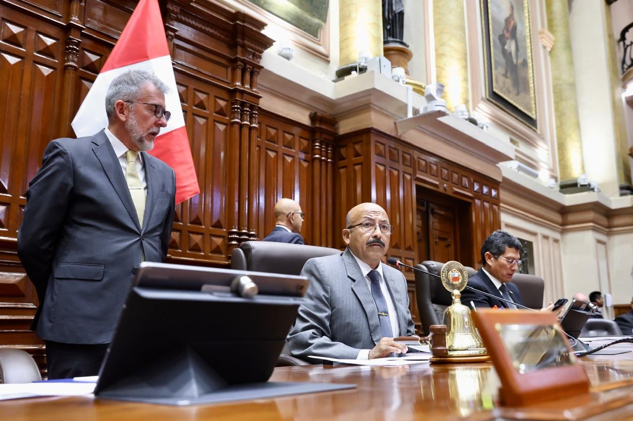 Óscar Reto cuestiona publicación de ley de facultades por excluir firmas de Diputados. (Foto: Congreso)