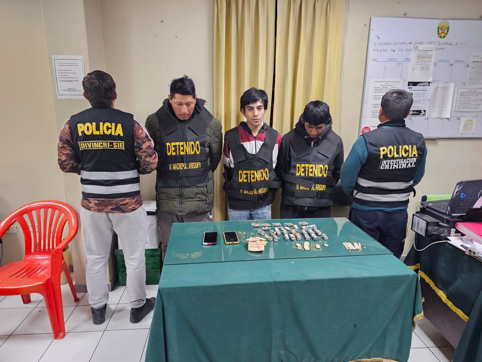 Tres sospechosos de vender droga en Miraflores. Foto: Difusión
