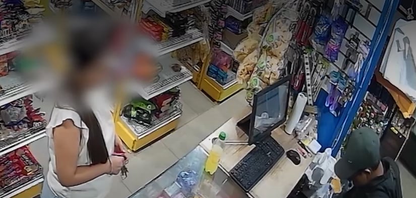 Las cámaras de seguridad captaron el insólito momento en que el asaltante fingió ser el trabajador del local mientras guardaba el dinero de la caja. El negocio ha sufrido más de 70 robos en tres años. (Imágenes de América Noticias)