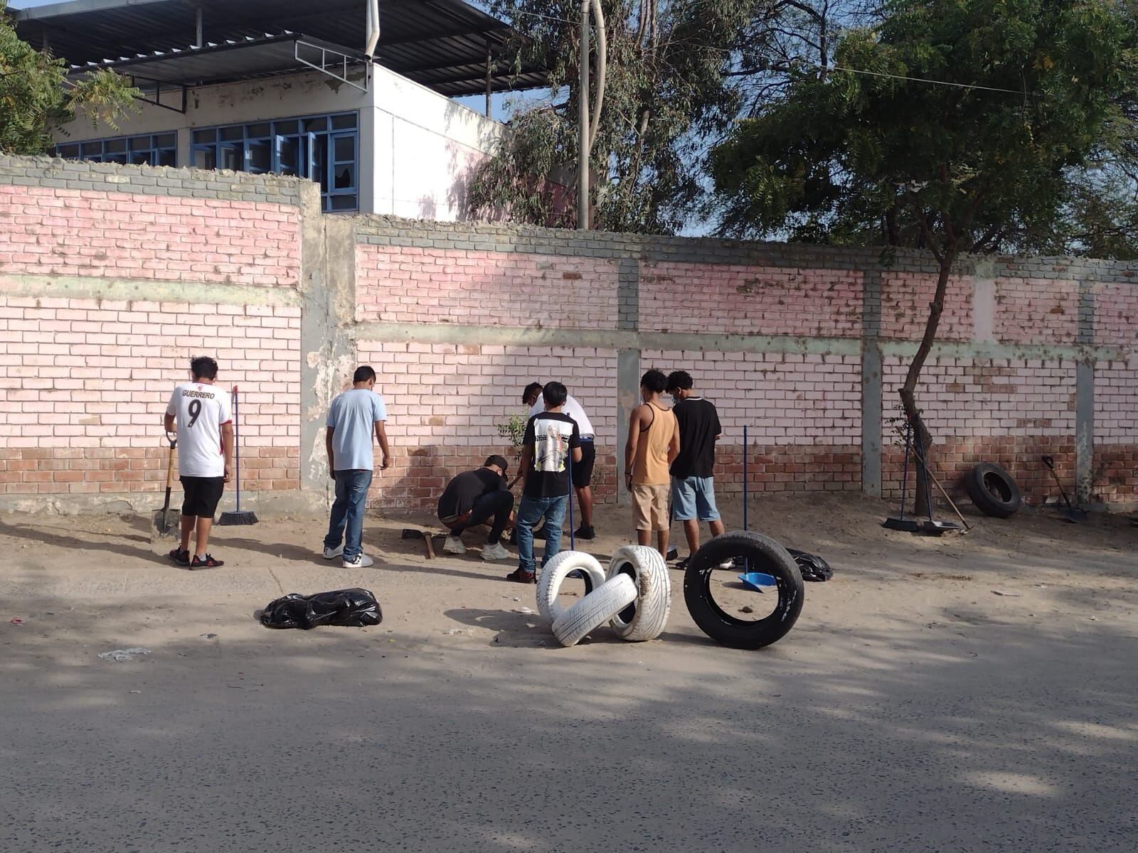 Los adolescentes beneficiarios desarrollaron la actividad de limpieza y arborización en las inmediaciones del centro educativo, iniciando dicha labor limpiando el lugar y luego de encontrarse despejado el área, procedieron a sembrar diferentes plantas
