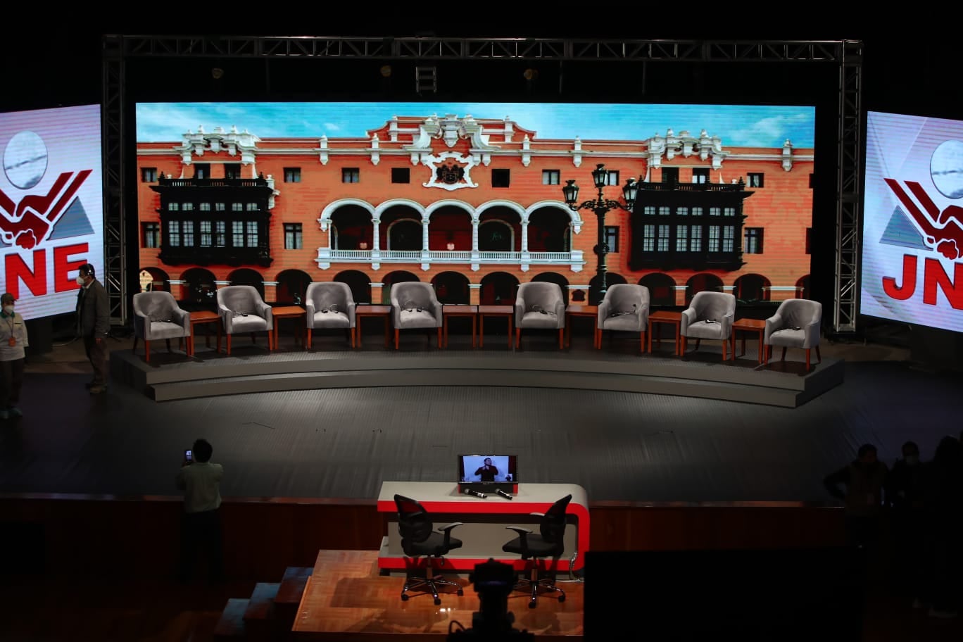 El Jurado Nacional de Elecciones detalló los ejes temáticos, la dinámica en cuatro bloques y los periodistas que moderarán las dos jornadas del debate.