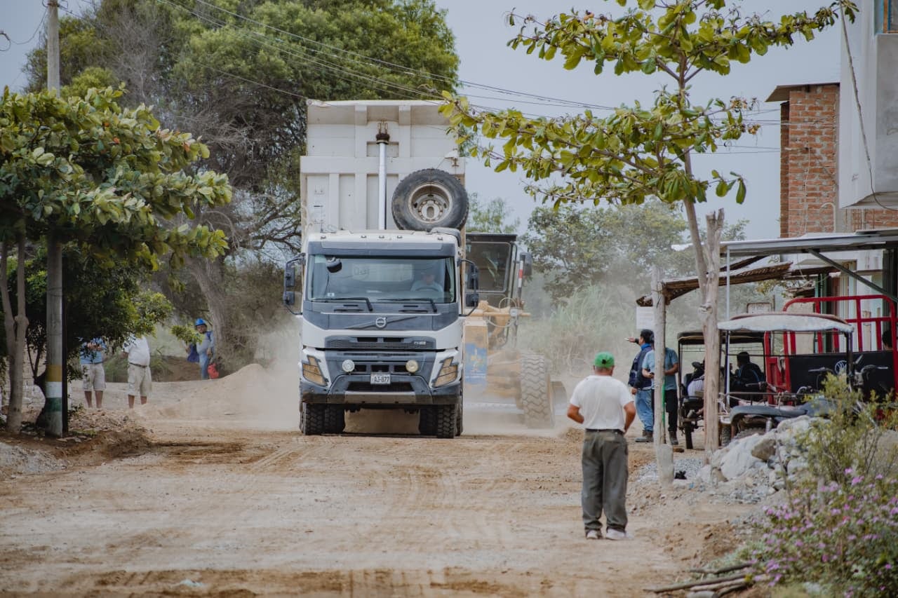 Maquinaria de la Gerencia Regional de Transportes interviene más de un kilómetro de vía en Pueblo Nuevo. Se mejora acceso a transporte de productos agrícolas y pesqueros.