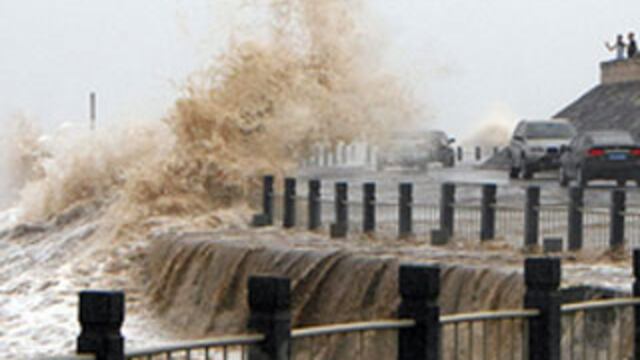 China: 3 muertos y más de 80,000 evacuados por llegada de tifones