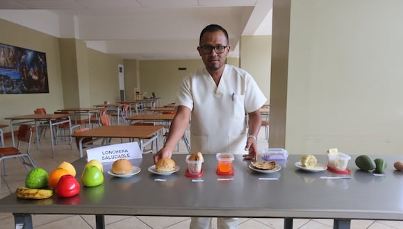 El nutricionista David Toledo que labora en el hospital Honorio Delgado Espinoza. Foto: Leonardo Cuito.