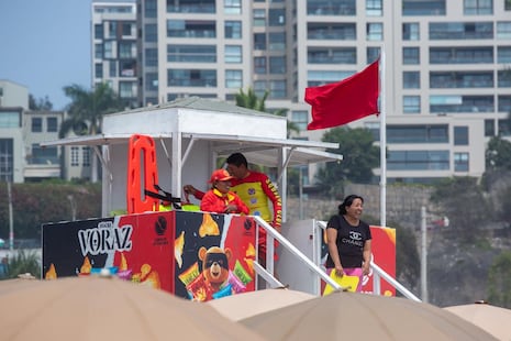 Chorrillos: Oleajes anómalos no frenan llegada de bañistas a playa Agua Dulce (FOTOS)