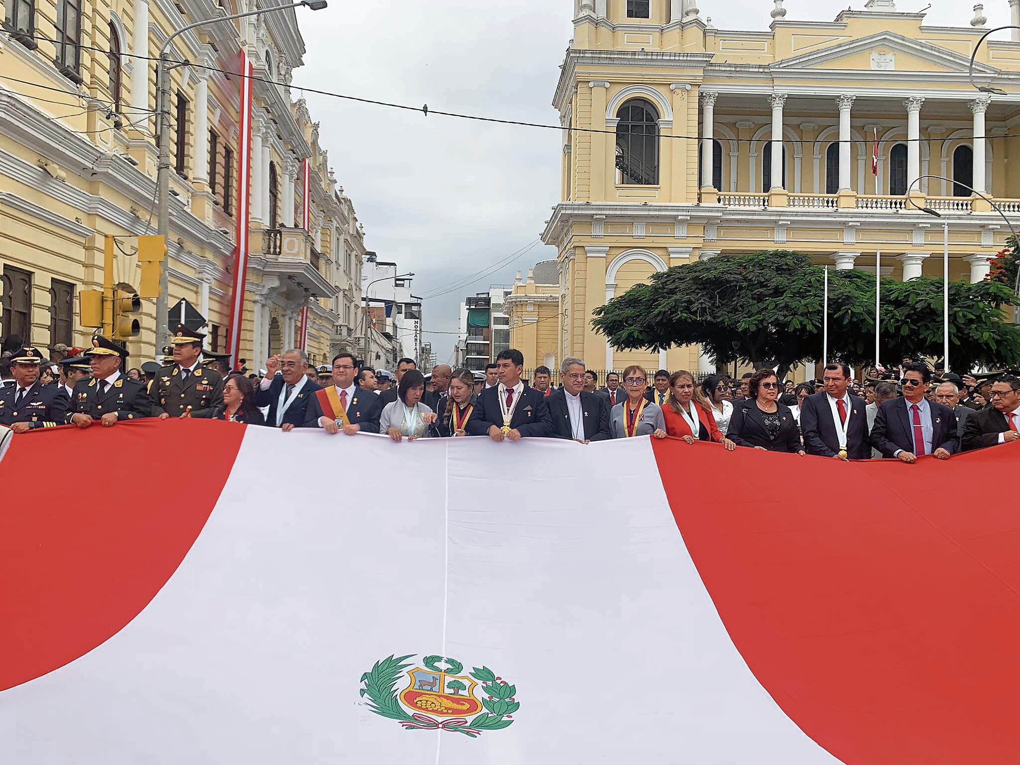Principales autoridades de la región Lambayeque desfilaron llevando el pabellón nacional.