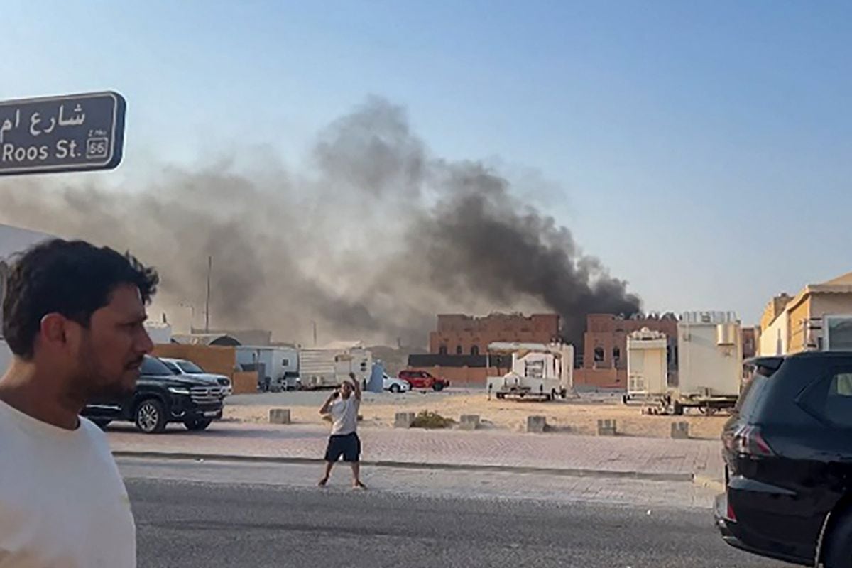 Esta imagen tomada de un vídeo de AFPTV muestra el humo que se eleva tras las explosiones en la capital de Catar, Doha, el 9 de septiembre de 2025. (Foto: Jacqueline PENNEY / AFPTV / AFP)